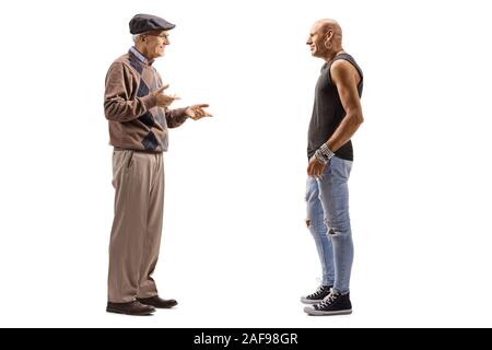 De toute la longueur, un homme âgé et un homme parle hipster isolé sur fond blanc Banque D'Images