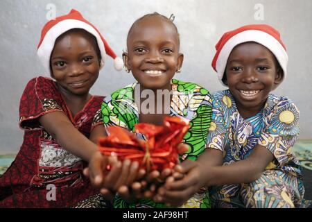 Les enfants africains ethniques sourire et rire pour symbole de Noël Banque D'Images