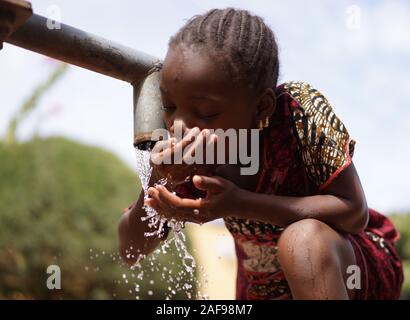 Symbole Du Changement Climatique, Petite Femme Africaine Mignonne Avec De L'Eau Banque D'Images