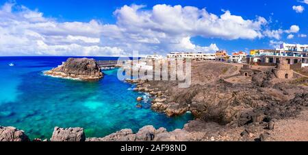 Belle vue village El Cotillo,maisons,avec rochers et mer,l'île de Fuerteventura, Espagne. Banque D'Images