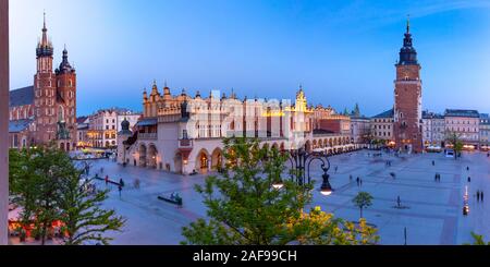 Panorama de l'antenne de la ville médiévale de place du marché et basilique de Saint Mary, Halle aux draps et tour de l'Hôtel de ville dans la vieille ville de Cracovie, Pologne la nuit Banque D'Images