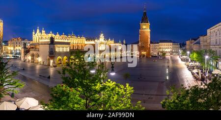 Panorama de l'antenne de la ville médiévale de place du marché et Halle aux draps et tour de l'Hôtel de ville dans la vieille ville de Cracovie, Pologne la nuit Banque D'Images