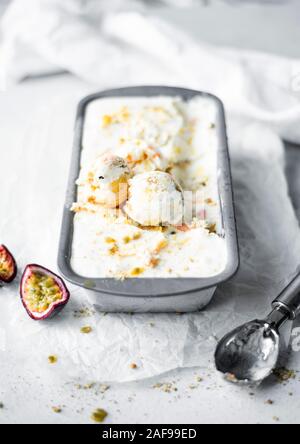 Mangue, fruits de la Passion et papaye Cheesecake Tropical Ice Cream Banque D'Images