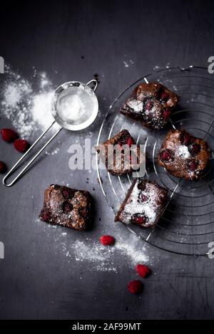 Brownies au chocolat amande et framboise Banque D'Images