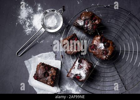 Brownies au chocolat amande et framboise Banque D'Images