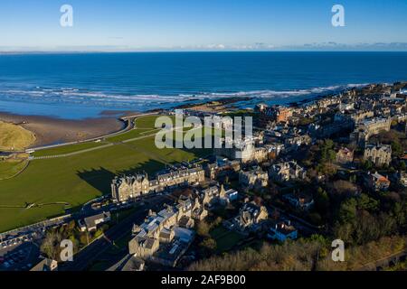 Vue aérienne de St Andrews depuis West Sands. La côte rocheuse et le vieux parcours de St Andrews sont tous deux visibles sur cette photo époustouflante. Banque D'Images