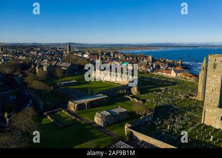 Vue unique sur les ruines de la cathédrale St Andrews, en Écosse, avec le littoral spectaculaire vu en arrière-plan. Banque D'Images