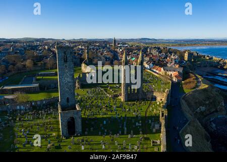 Vue unique sur les ruines de la cathédrale St Andrews, en Écosse, avec le littoral spectaculaire vu en arrière-plan. Banque D'Images