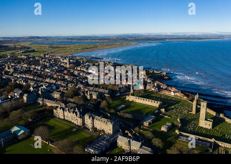 Vue unique sur les ruines de la cathédrale St Andrews, en Écosse, avec le littoral spectaculaire vu en arrière-plan. Banque D'Images