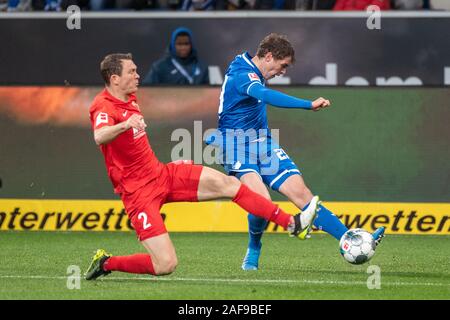 Berlin, Allemagne. 13 Décembre, 2019. Stephan Lichtsteiner (FC Augsburg) et Robert Skov (TSG 1899 Hoffenheim) au football, Bundesliga, Journée 15 : TSG 1899 Hoffenheim vs FC Augsburg le PreZero Arena le 13 décembre 2019 à Berlin, Allemagne. Photo : Horst/Ettensberger-ESPA ESPA Crédit : Images/Alamy Live News Banque D'Images