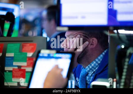 New York, USA. 13 Décembre, 2019. Traders travailler à la Bourse de New York à New York, États-Unis, le 13 décembre, 2019. Stocks américains terminé plus haut vendredi, les investisseurs digéré des mises à jour sur le commerce sino-américaines et un groupe de données économiques. Le Dow Jones Industrial Average a augmenté de 3,33 points, ou 0,01  %, à 28 135,38. Le S&P 500 a augmenté de 0,23 points, ou 0,01  %, à 3 168,80. L'indice composé Nasdaq est en hausse de 17,56 points, ou 0,20  %, à 8 734,88. Credit : Wang Ying/Xinhua/Alamy Live News Banque D'Images