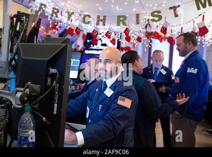 New York, USA. 13 Décembre, 2019. Traders travailler à la Bourse de New York à New York, États-Unis, le 13 décembre, 2019. Stocks américains terminé plus haut vendredi, les investisseurs digéré des mises à jour sur le commerce sino-américaines et un groupe de données économiques. Le Dow Jones Industrial Average a augmenté de 3,33 points, ou 0,01  %, à 28 135,38. Le S&P 500 a augmenté de 0,23 points, ou 0,01  %, à 3 168,80. L'indice composé Nasdaq est en hausse de 17,56 points, ou 0,20  %, à 8 734,88. Credit : Wang Ying/Xinhua/Alamy Live News Banque D'Images