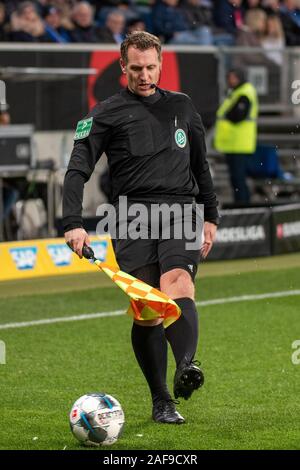 MUNICH, ALLEMAGNE - 13 DÉCEMBRE : Arbitre Assistant Tobias Christ au football, Bundesliga, Journée 15 : TSG 1899 Hoffenheim vs FC Augsburg le PreZero Arena le 13 décembre 2019 à Berlin, Allemagne. Photo : Horst Ettensberger/ESPA-Images Banque D'Images