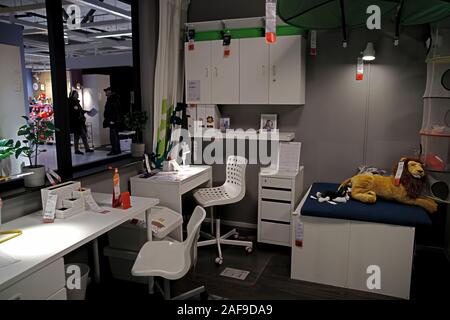 Moscou, Russie, 11.29.2019. Intérieurs d ensembles de meubles et produits connexes dans un grand magasin Ikea. Peu de choses utiles pour la maison. Banque D'Images