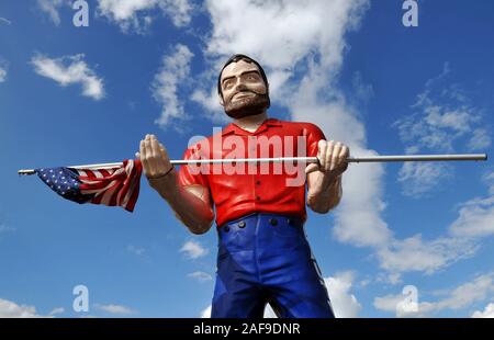 Le géant Lauterbach sur la Route 66 dans la région de Springfield, IL, est l'un des 'muffler en fibre de survivants des hommes statues qui a servi comme Roadside advertisements. Banque D'Images