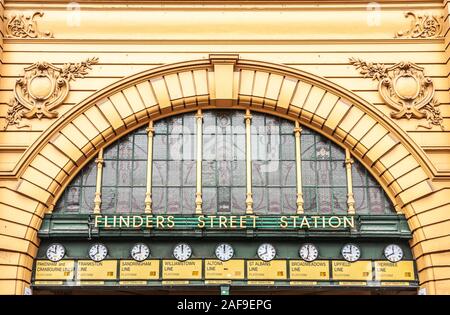 Melbourne, Australie - Novembre 17, 2009 : Détail de la façade jaune de la gare de Flinders Street avec fenêtre sous grand arc, nom du bâtiment, et freso Banque D'Images