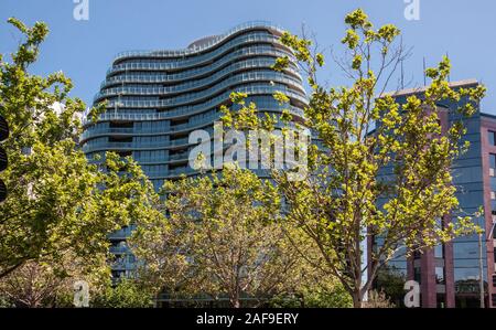 Melbourne, Australie - Novembre 17, 2009 : l'architecture moderne iconique de YVE immeuble derrière le feuillage vert et sous ciel bleu. Banque D'Images