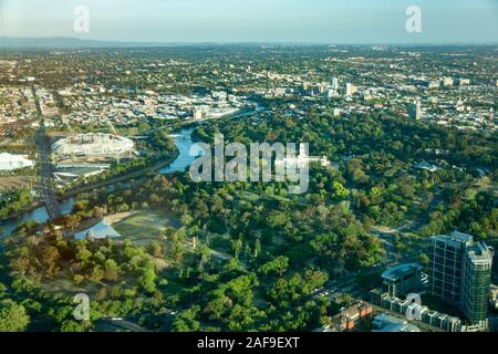 Melbourne, Australie - Novembre 17, 2009 : vue aérienne sur l'Hôtel du Gouvernement blanc avec tour et d'un drapeau entouré de jardins botaniques. Large Vue sur Banque D'Images