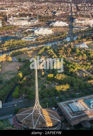 Melbourne, Australie - Novembre 17, 2009 : vue aérienne sur le théâtre d'Etat et de plusieurs sites et installations du parc olympique le long de la rivière Yarra. Banque D'Images