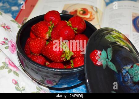 Les Fraises au délicieux Bol en céramique décorative Banque D'Images