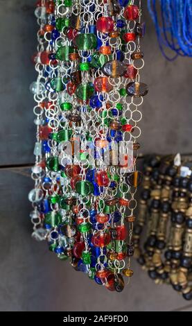 Arusha, Tanzanie. Colliers faits à Shangaï, Centre d'artisanat qui emploient des handicapés. Banque D'Images