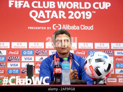 Doha, 13 déc. 14 Décembre, 2019. Al Hilal FC entraîneur en chef Razvan Lucescu assiste à une conférence de presse à Jassim bin Hamad Stadium à Doha, Qatar, le 13 décembre 2019. Al Hilal FC feront face à l'Espérance sportive de Tunis dans Fifa Club World Cup deuxième tour le 14 décembre 2019. Credit : Nikku/Xinhua/Alamy Live News Banque D'Images