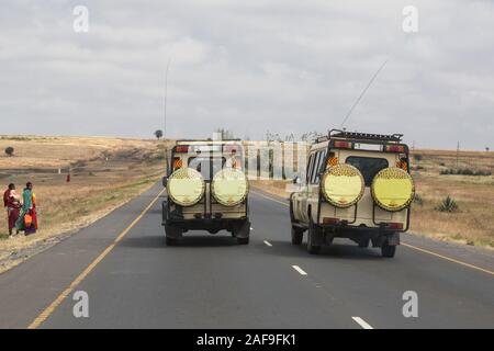 Région d'Arusha, Tanzanie du Nord. Les véhicules de safari en direction de Parc national de Tarangire. Banque D'Images