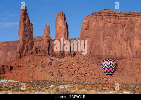 Le lancement de ballons en face des trois Sœurs dans le Monument Valley de montgolfières dans le Monument Valley Navajo Tribal Park en Arizona. Banque D'Images