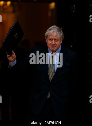 Londres, Grande-Bretagne. 13 Décembre, 2019. Le Premier ministre britannique Boris Johnson après avoir parlé des gestes à l'extérieur de 10 Downing Street à Londres, Grande-Bretagne, 13 décembre 2019. Boris Johnson dirigé au palais de Buckingham vendredi pour une audience avec la reine Elizabeth à la suite de sa victoire à l'élection générale de jeudi. Credit : Han Yan/Xinhua/Alamy Live News Banque D'Images