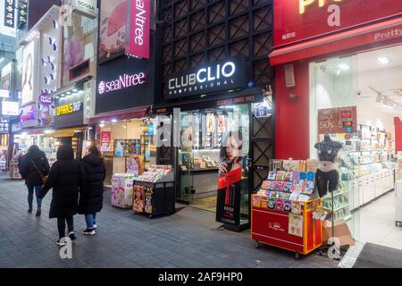 Séoul, Corée du Sud - 6 décembre 2019 : quartier de Myeongdong en soirée, site populaire pour les boutiques de cosmétiques et de beauté Banque D'Images