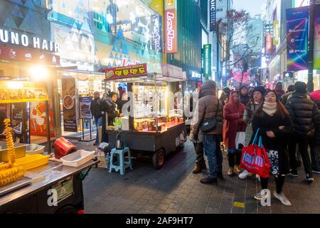 Séoul, Corée du Sud - Décembre 6th, 2019 : le district de Myeongdong à soir, site populaire pour les produits cosmétiques et de beauté et de l'alimentation de rue. Banque D'Images