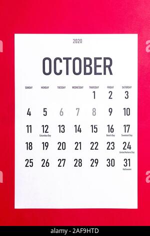 Octobre 2020 Calendrier avec vacances sur fond de papier rouge Banque D'Images