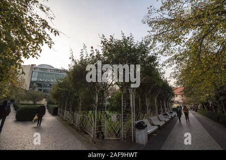 PRAGUE, RÉPUBLIQUE TCHÈQUE - le 31 octobre 2019 : ruelles de Frantiskansa Zahrada en automne avec des piétons qui passent, aussi appelés jardins franciscains, c'est un landma Banque D'Images