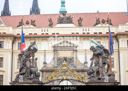 Porte d'entrée du Château de Prague (Prazsky Hrad), avec un détail sur les statues de la lutte des géants, appelé aussi sousosi souboj titanu, un cu Banque D'Images