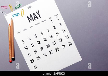 Mai 2020 simple calendrier avec les fournitures de bureau et copy space Banque D'Images