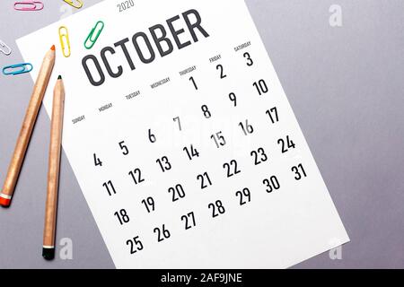 Octobre 2020 simple calendrier avec les fournitures de bureau et copy space Banque D'Images