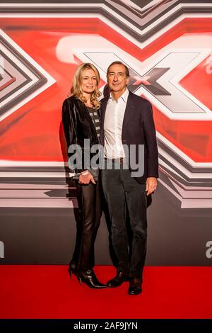 Strasbourg, France. Dec 12, 2019. Photocall au cours de la X-Factor Italie 2019 finale à Mediolanum Forum.Giuseppe Sala, connu sous le nom de Beppe, est un homme politique, directeur de l'entreprise et manager public italien, maire de Milan et de la ville métropolitaine à partir du 21 juin 2016. (Photo de Luigi Rizzo/Pacific Press) Credit : Pacific Press Agency/Alamy Live News Banque D'Images