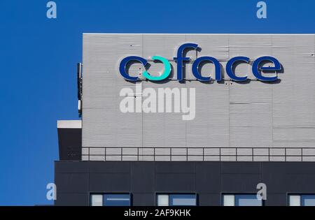 Bucarest, Roumanie - 09 décembre 2019 : Le logo de compagnie d'assurance française pour le commerce extérieur La Coface est vu au-dessus d'Globalworth Plaza office buil Banque D'Images