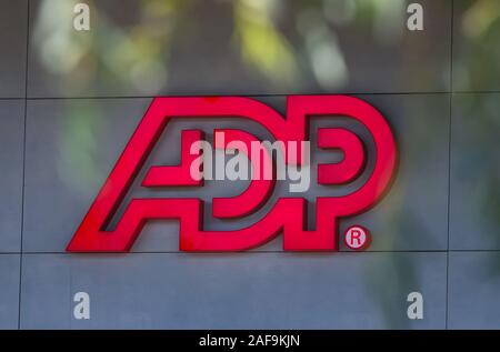 Bucarest, Roumanie - 09 décembre 2019 : Le logo de l'American fournisseur de logiciels de gestion des ressources humaines et services ADP est considéré sur le grou Banque D'Images