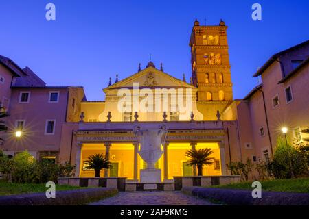 Façade de la Basilique Santa Cecilia dans l'église Trastevere au crépuscule, Trastevere District, Trastevere Rome, Italie Banque D'Images