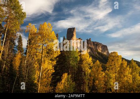 Les trembles à l'automne, l'Owl Creek Pass, Chimney Rock, montagnes de San Juan, au Colorado Banque D'Images