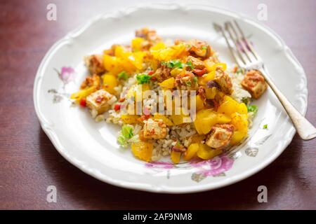 Tofu, poivre jaune, sauce tomate Chili avec riz Banque D'Images