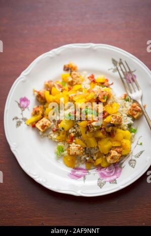 Tofu, poivre jaune, sauce tomate Chili avec riz Banque D'Images