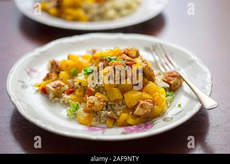 Tofu, poivre jaune, sauce tomate Chili avec riz Banque D'Images