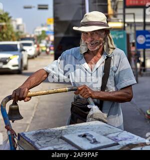 Homme de Thaïlande âgé vendant des lollies de glace de son chariot de rue. Pattaya, Thaïlande Asie du Sud-est. Thaïlande senior Banque D'Images