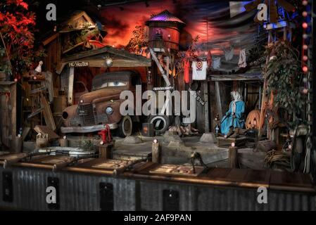 Shooting Gallery art et d'objets à une salle de jeux dotée d''American hillbilly rural scène. Banque D'Images