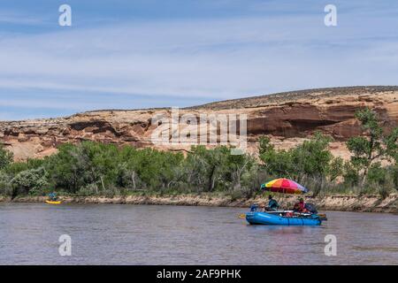 Une famille voyage de rafting dans le canyon de la Rivière San Juan, dans le sud-est de l'Utah, USA. Banque D'Images