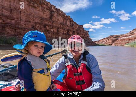 Une grand-mère et sa petite-fille sur une famille voyage de rafting dans le canyon de la Rivière San Juan, dans le sud-est de l'Utah, USA. Banque D'Images