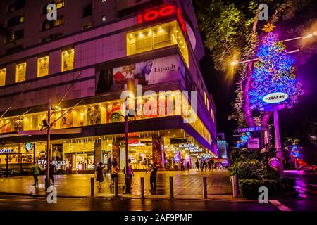 Singapour - Dec 2, 2019 : Belle décoration d'éclairage de Noël en face de Orchard Point de l'Orchard road à Singapour. Banque D'Images