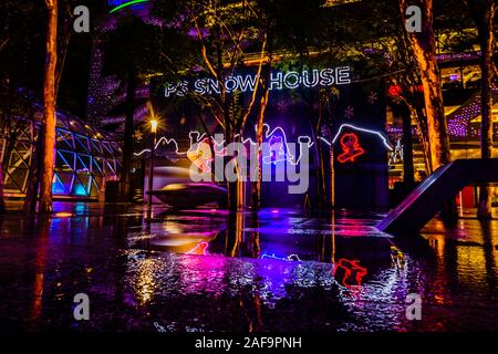 Singapour - Dec 2, 2019 : Belle décoration d'éclairage de Noël en face de la Plaza Singapura. Banque D'Images